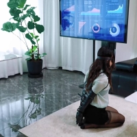 半岛束艺台，白色的衣服真不错！