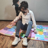 西瓜中间最好吃，这个女生看起来很清纯！