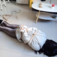 JS原创，女生穿着皮裤还挺好看的！