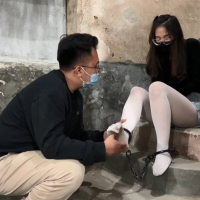 丝家王，牛仔裤配白袜子是绝配！