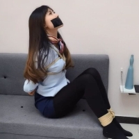 胜景影视，蓝色衬衣配黑色打底裤挺好看的！